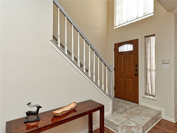 4th image of 1010 Oaklands Dr