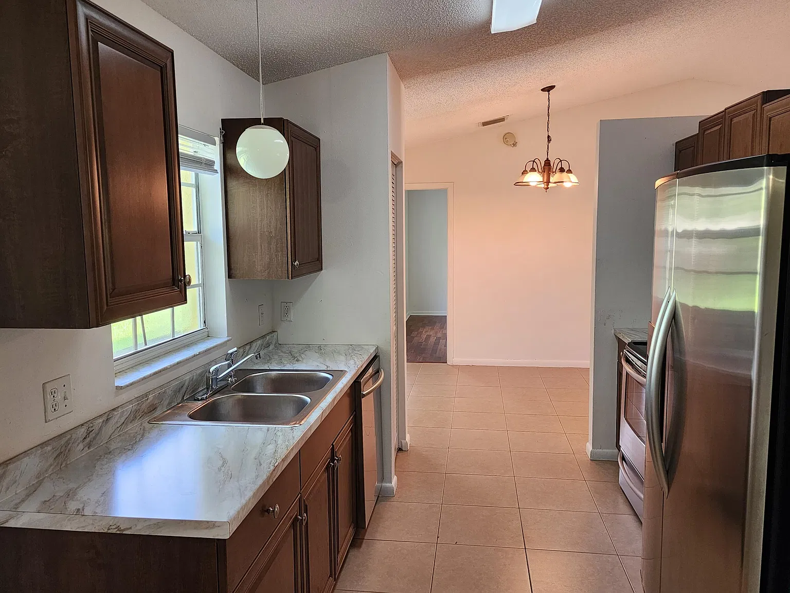 3 bed, 2.0 bath, 1572 sqft, $2,350 — Photo 2