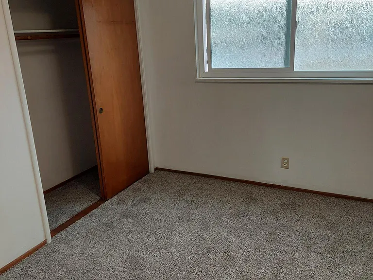 240 Gifford Ave — Photo 6