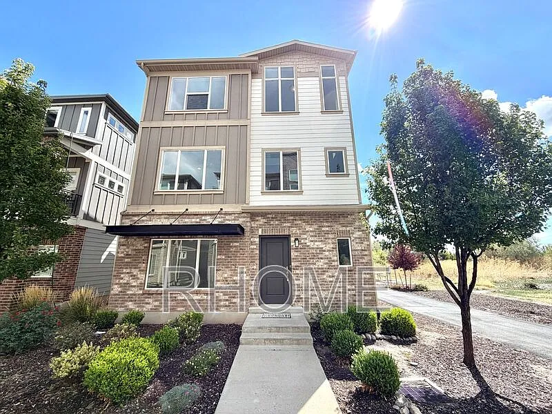 3 bed, 3.0 bath, 1598 sqft, $2,649 — Photo 2