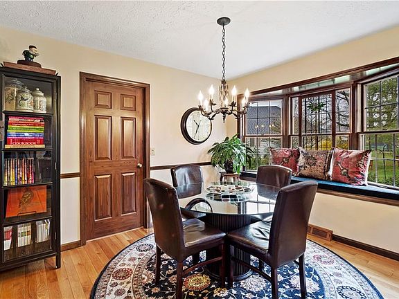 4th image of 27546 Hemlock Dr