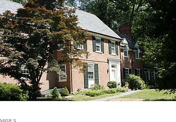 2nd image of 5 E Glenbrooke Cir