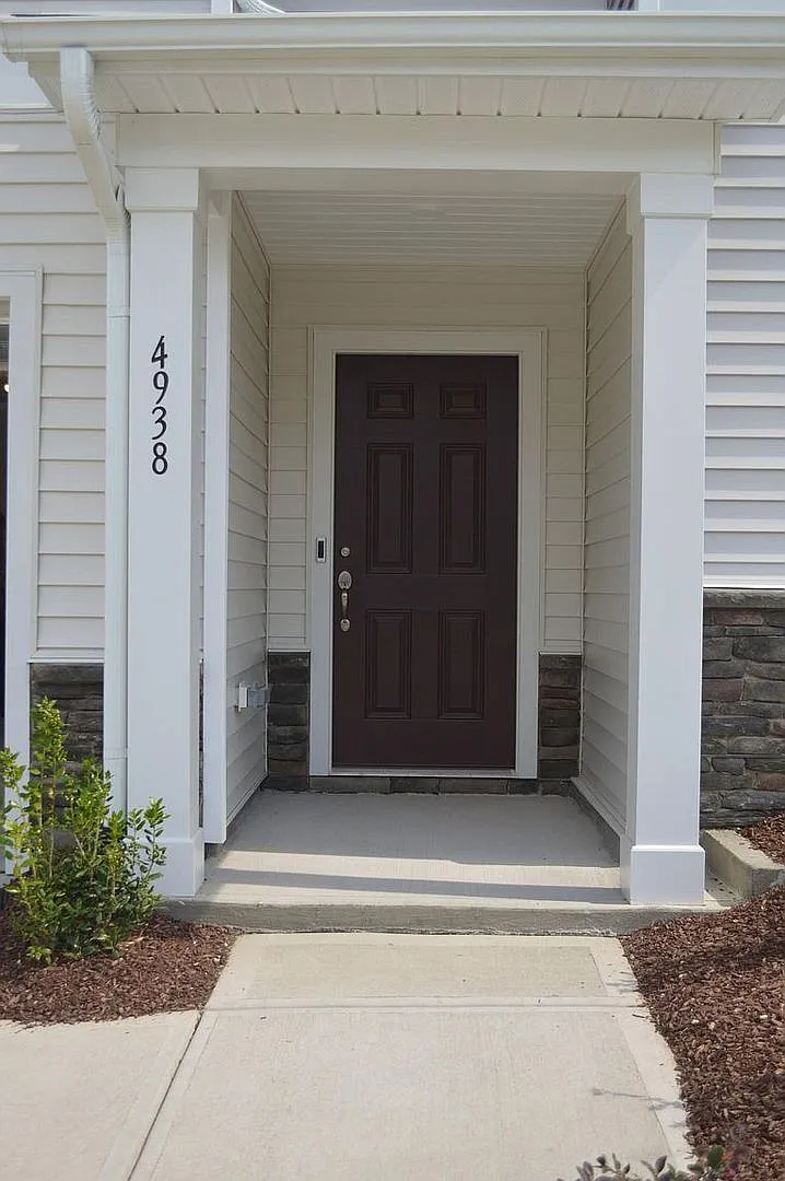 Room in 3 Bedroom Townhome at Southern Magnolia Dr — Photo 4