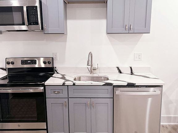 3rd image of 1007 N Mount St