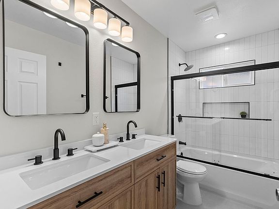 4th image of 1747 W 39th Pl