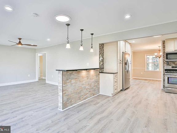 5th image of 3571 University Dr