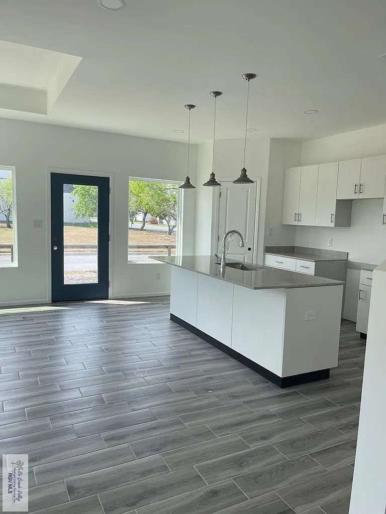 2 bed, 2.5 bath, 1500 sqft, $1,900 — Photo 3
