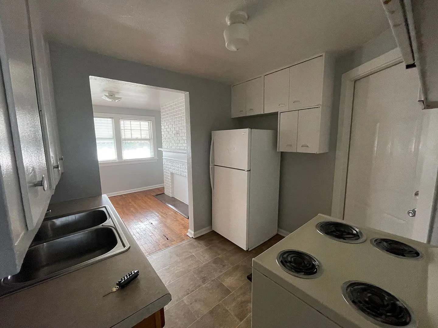 Large 1 Br upstairs apartment - with 2 bonus spaces for storage — Photo 1