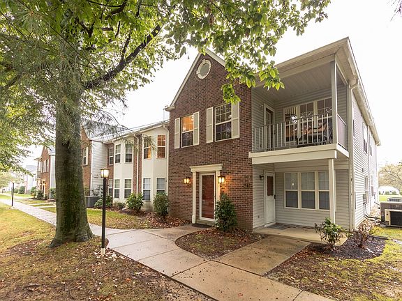 3rd image of 420 Fountain Farm Ln