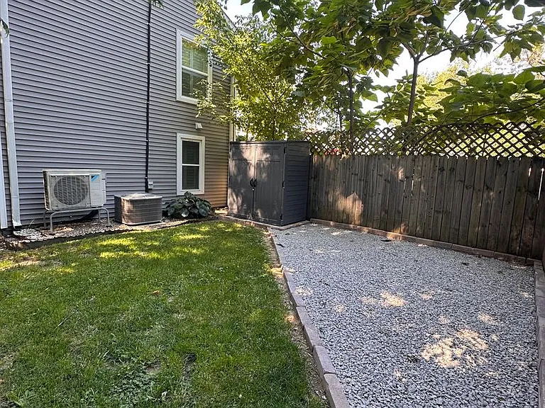 829 E Chestnut St — Photo 29
