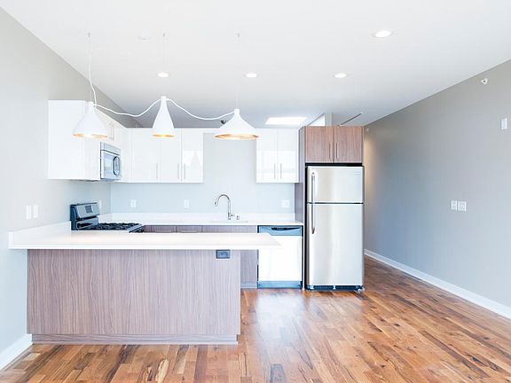 3rd image of 2534 S Kinnickinnic Ave #202