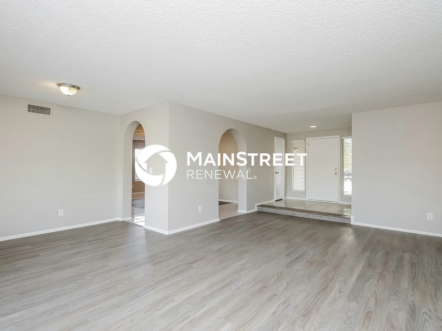 2058 W Gila Ln — Photo 3