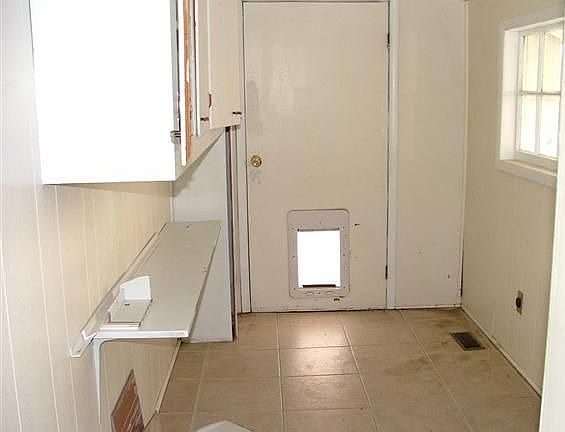 4th image of 119 E Avenue A