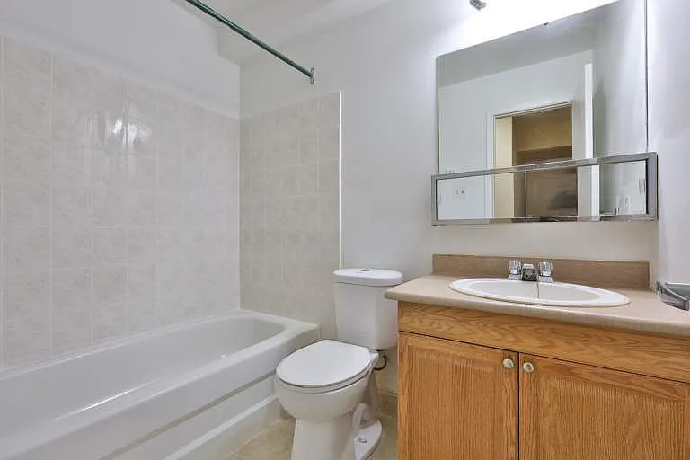 1025 King St E — Photo 7
