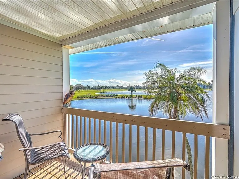 310 NE Golfview Cir #310 — Photo 1