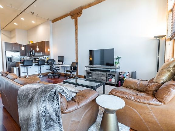 4th image of 3133 N Lakewood Ave APT 4E