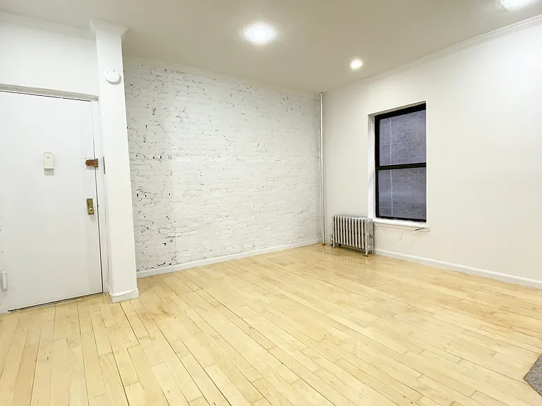 238 E 14th St #4G — Photo 6