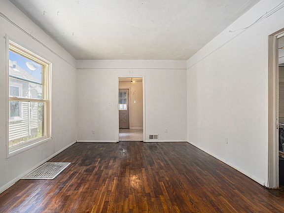 3rd image of 171 Grenville St