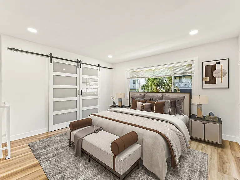 4329 Van Nuys Blvd — Photo 2