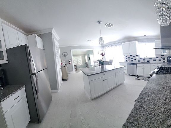 3rd image of 28 Woodstock Dr