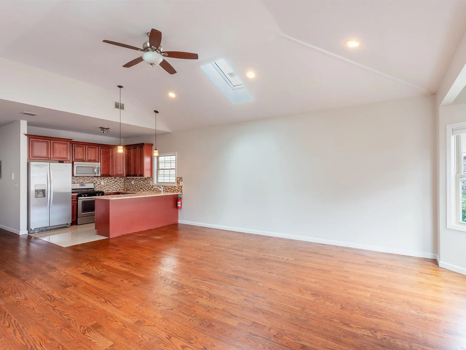 3 bed, 2.0 bath, 1250 sqft, $3,650 — Photo 2