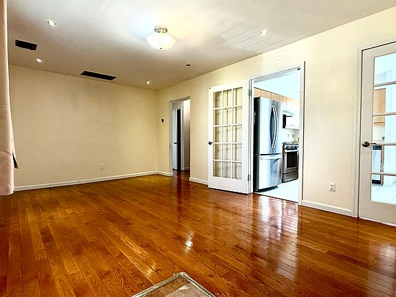 4th image of 68-33 Cloverdale Ln #6833