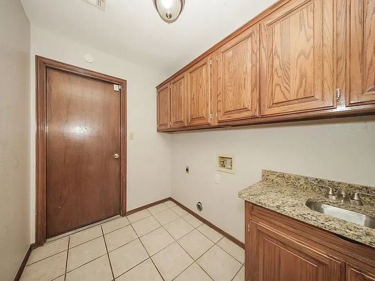 329 Ridge Bluff Dr — Photo 9