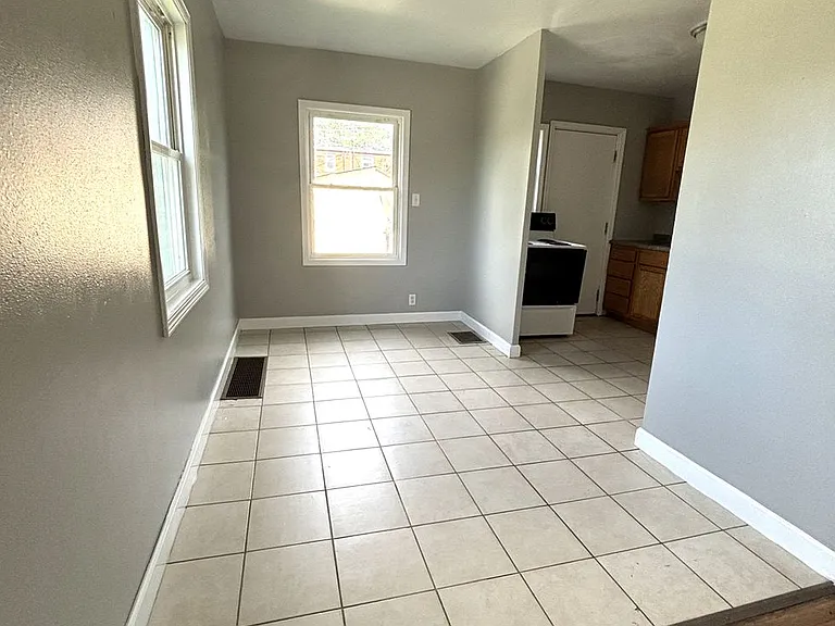1254 W Mullan Ave — Photo 2