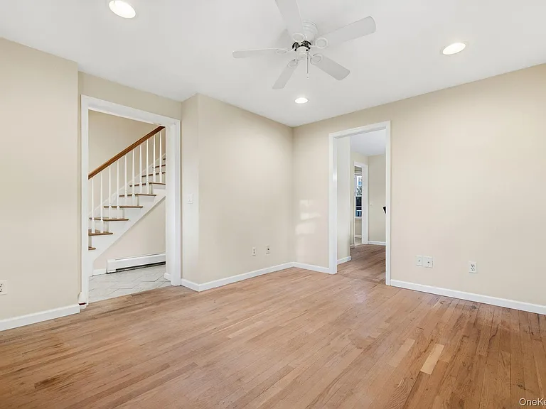 983 Warren Ave — Photo 12