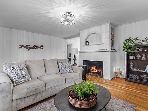2nd image of 501 NE Lookout Ave