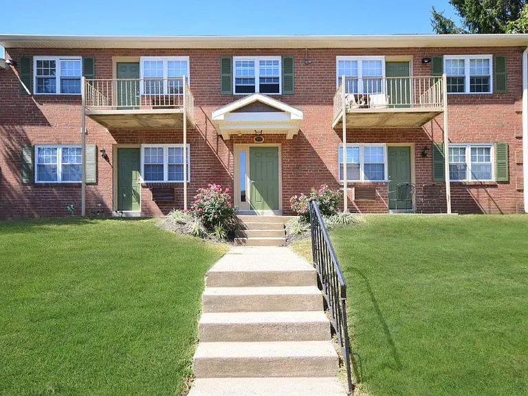 Kingswood Apartments & Townhomes — Photo 28