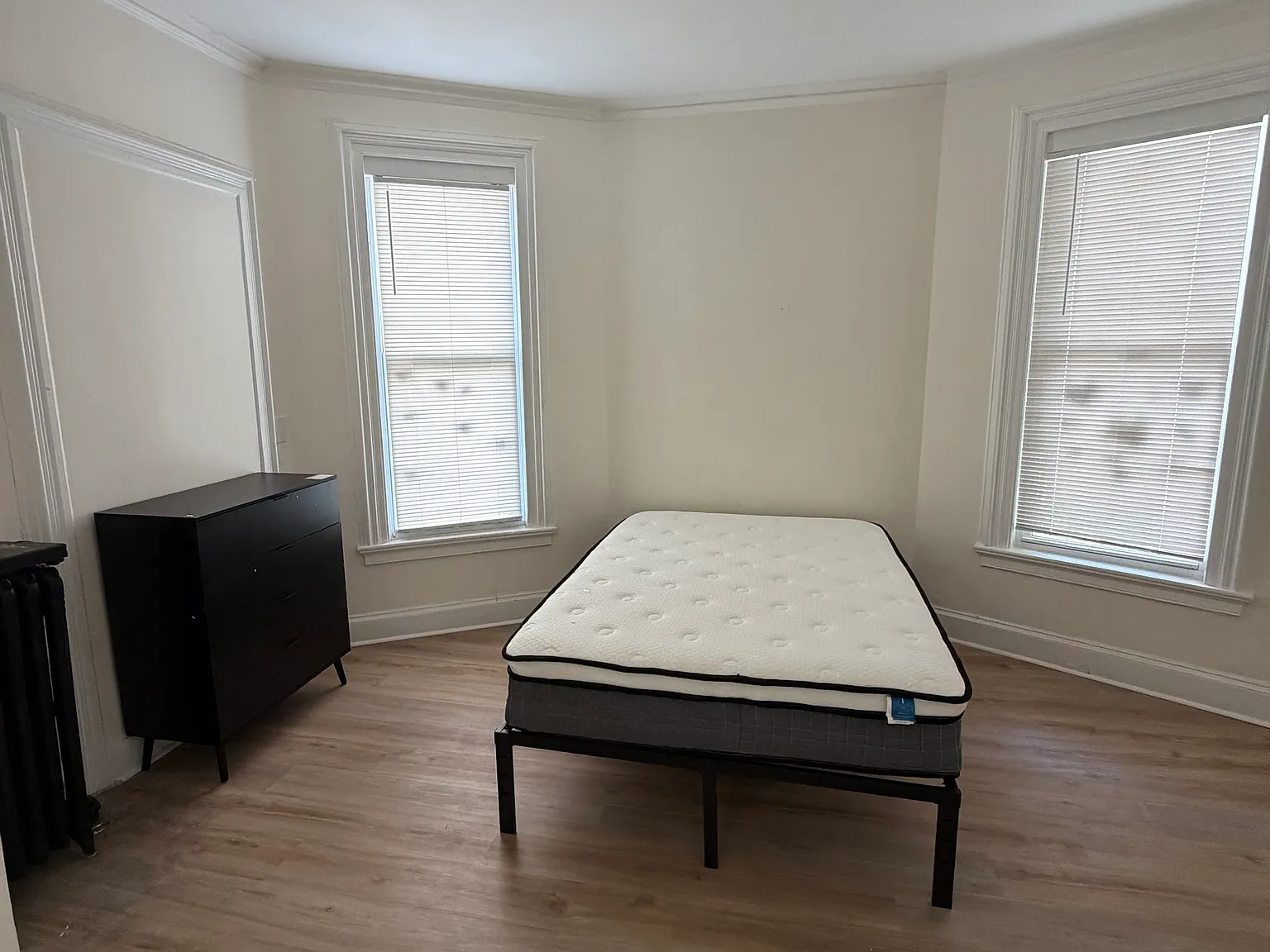 11 bed, 4100 sqft, $9,075 — Photo 3