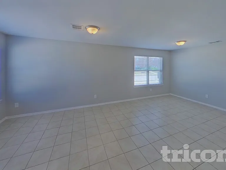 2511 Glen Hollow Dr — Photo 4