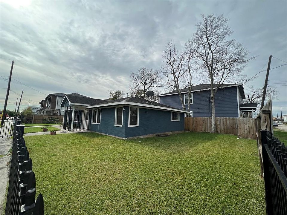 Great corner lot, fully fenced