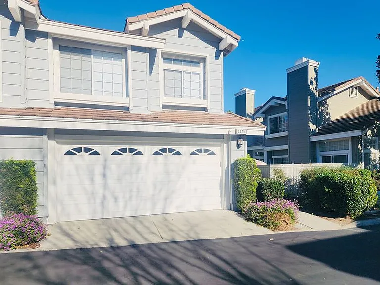 2275 Hawthorne Pl — Photo 2