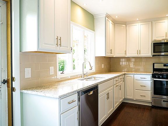 2nd image of 705 Lois Pl