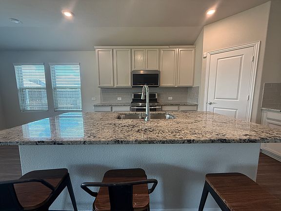 5th image of 621 Fletcher Dr