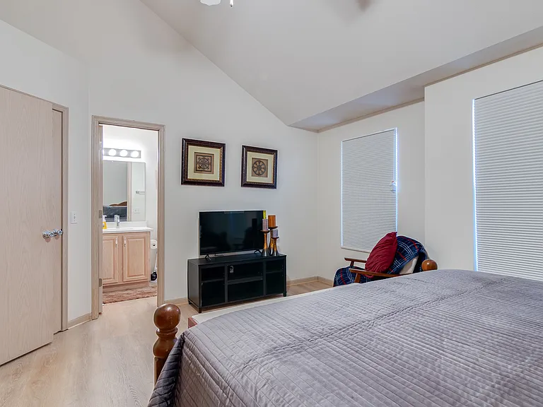 4016 Hawksbury Ln — Photo 4