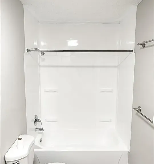 425 Castle Dr — Photo 3