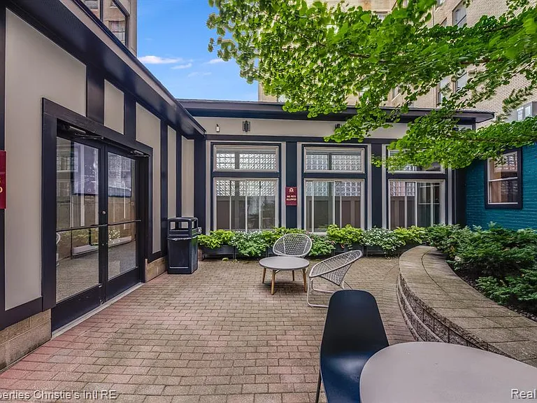15 E Kirby St #829 — Photo 28