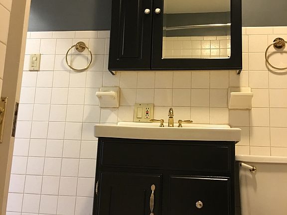Extra Full Bathroom