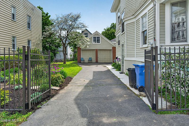 5th image of 446 Yates Street