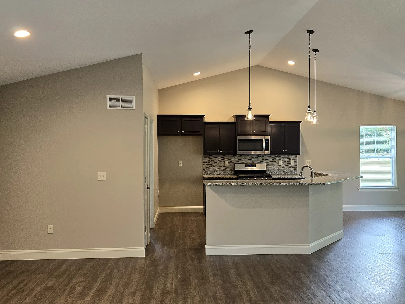 4 bed, 1800 sqft, $3,000 — Photo 4