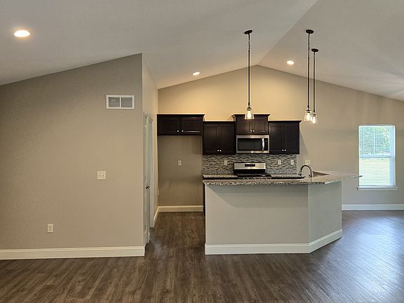 4th image of 75 Lucinda Dr