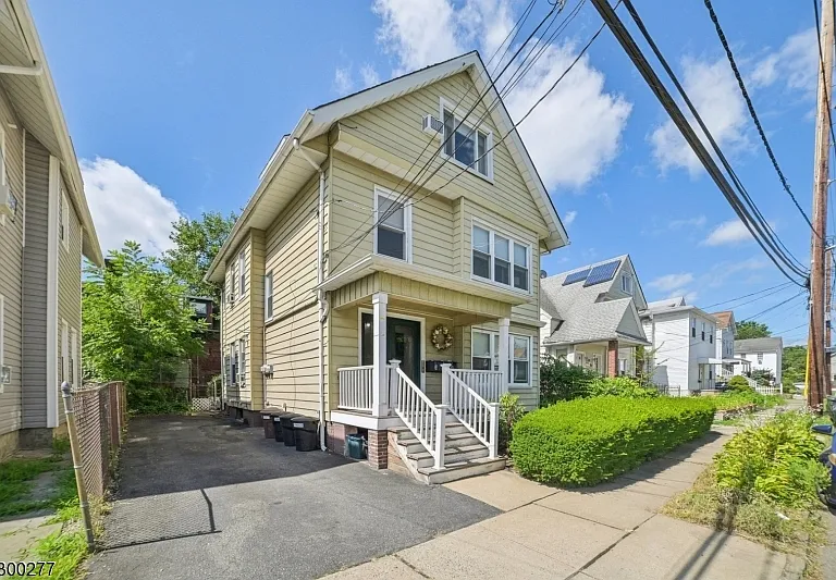 16 Henry St #2 — Photo 3