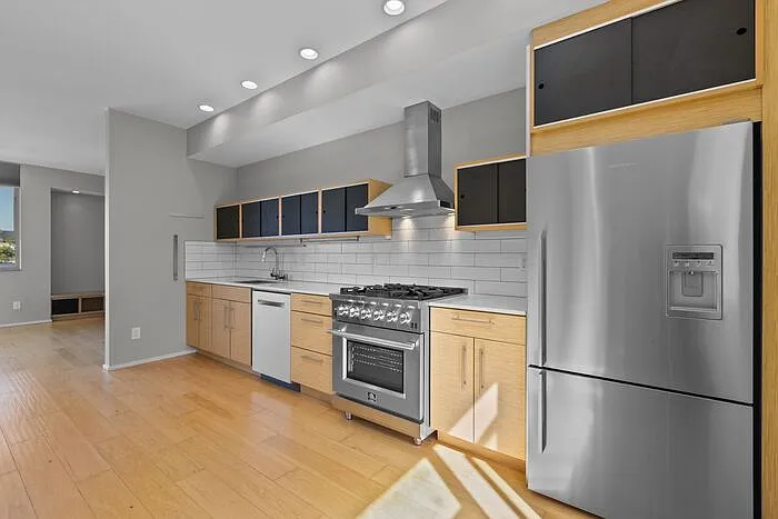 2351 Yale Ave E — Photo 3