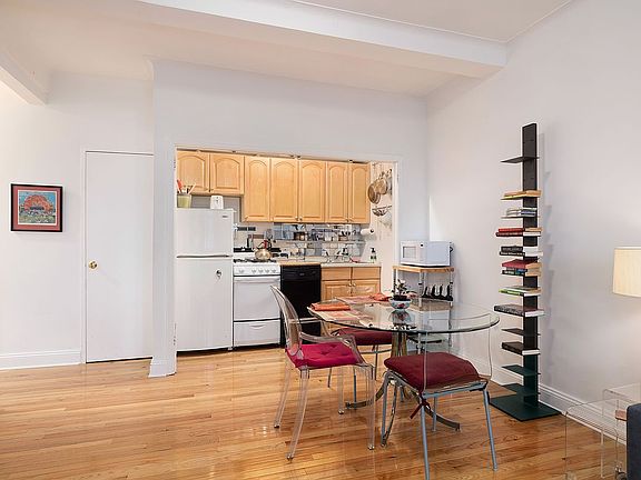 2nd image of 127 W 79th St #14E