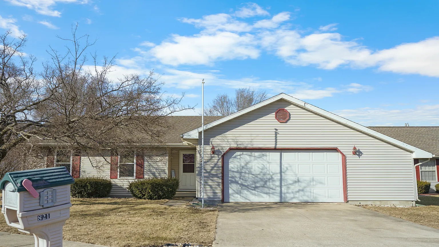 821 Park Dr photo 1
