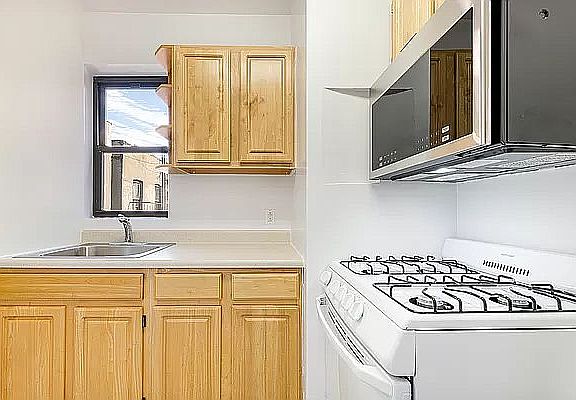 4th image of 164 Mott St #1O