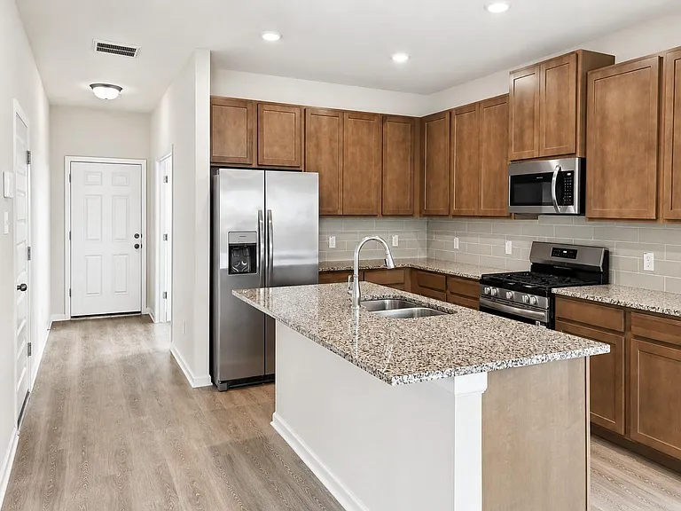 1913 N Riverside Cir — Photo 5